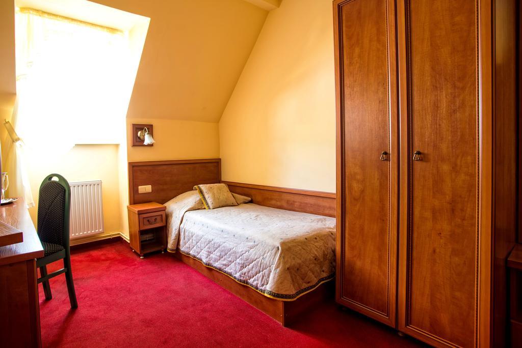 Hotel Adalbertus Gniezno Oda fotoğraf