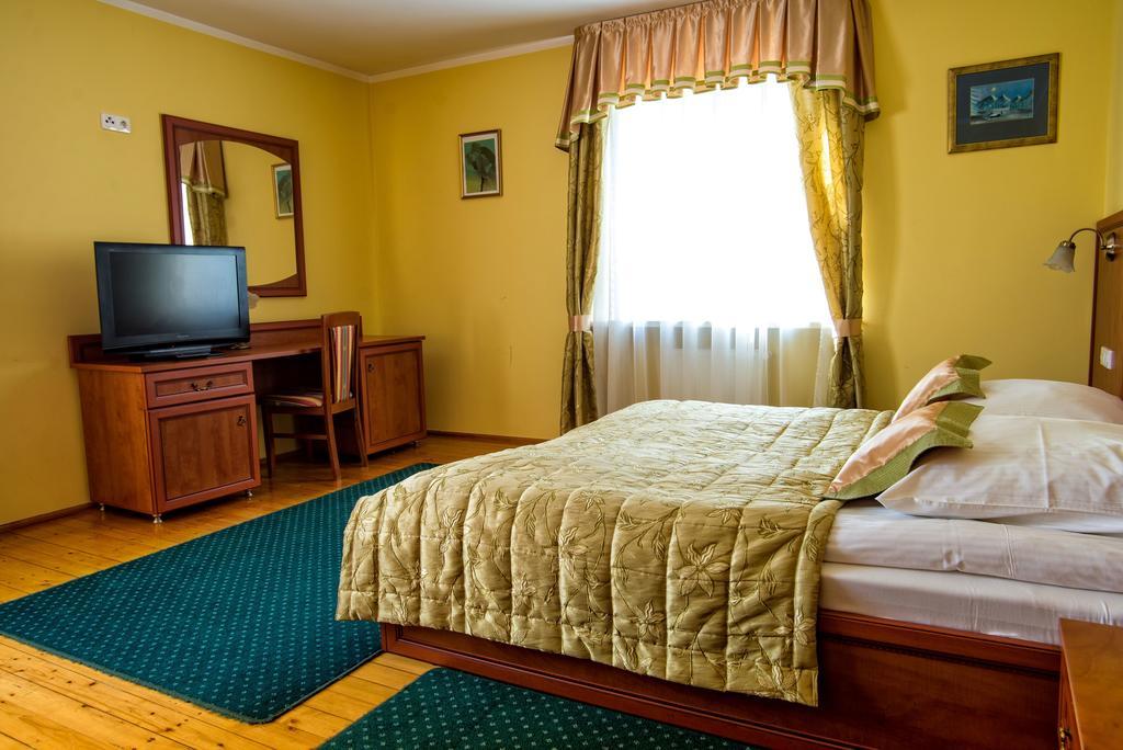 Hotel Adalbertus Gniezno Oda fotoğraf